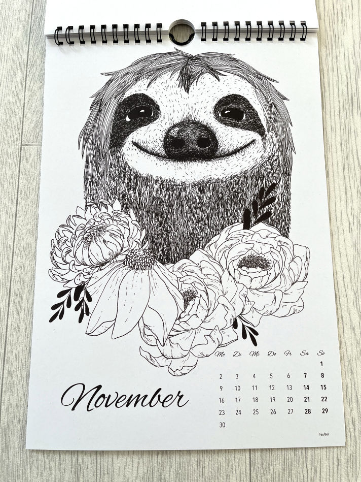 November - Faultierkopf mit Blumen