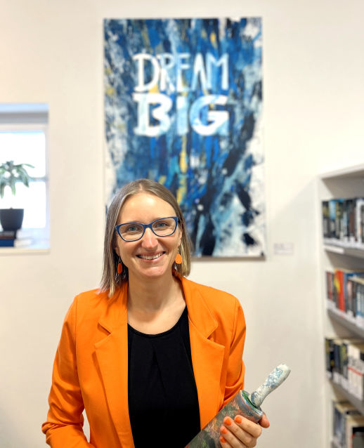 Bianka steht vor ihrem Bild Dream Big